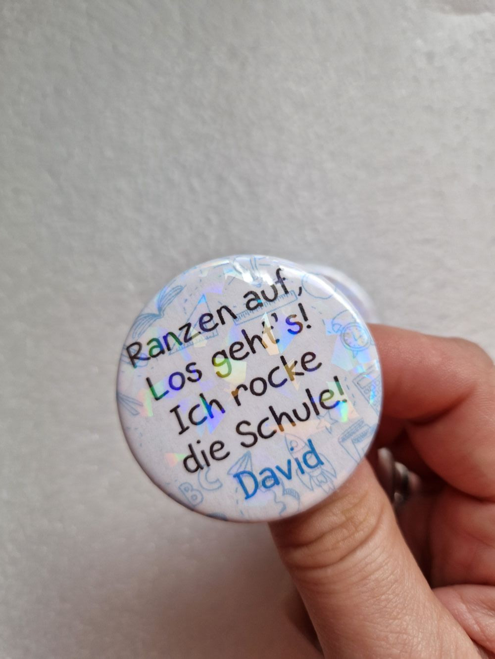 Personalisiertes Einschulungs-Button mit Namen – Lustiger Spruch & Glitzer-Effekt