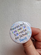 Personalisiertes Einschulungs-Button mit Namen – Lustiger Spruch & Glitzer-Effekt