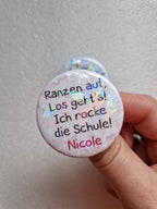 Personalisiertes Einschulungs-Button mit Namen – Lustiger Spruch & Glitzer-Effekt