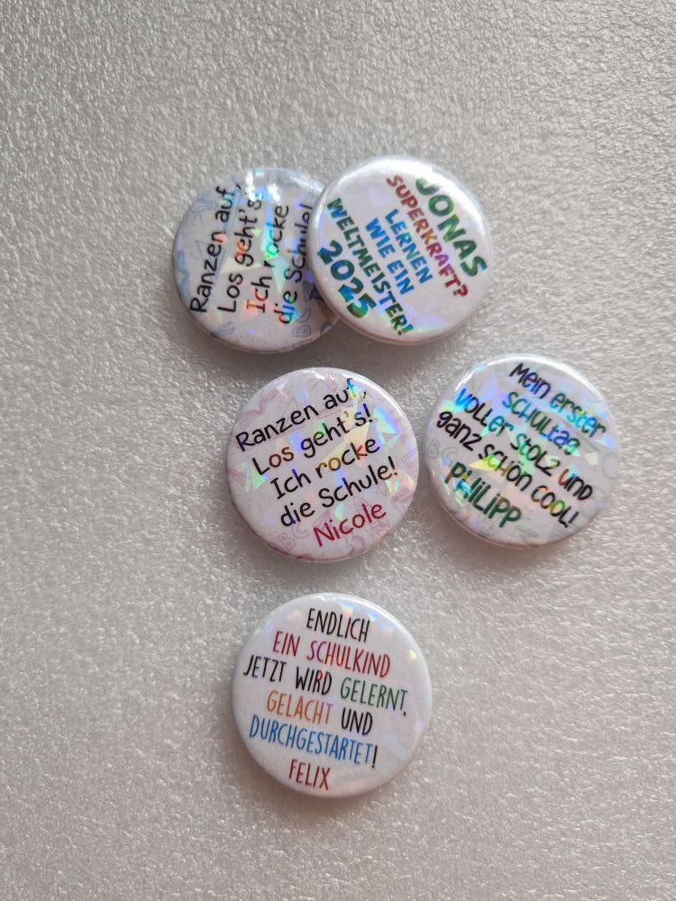 Personalisiertes Einschulungs-Button mit Namen – Lustiger Spruch & Glitzer-Effekt
