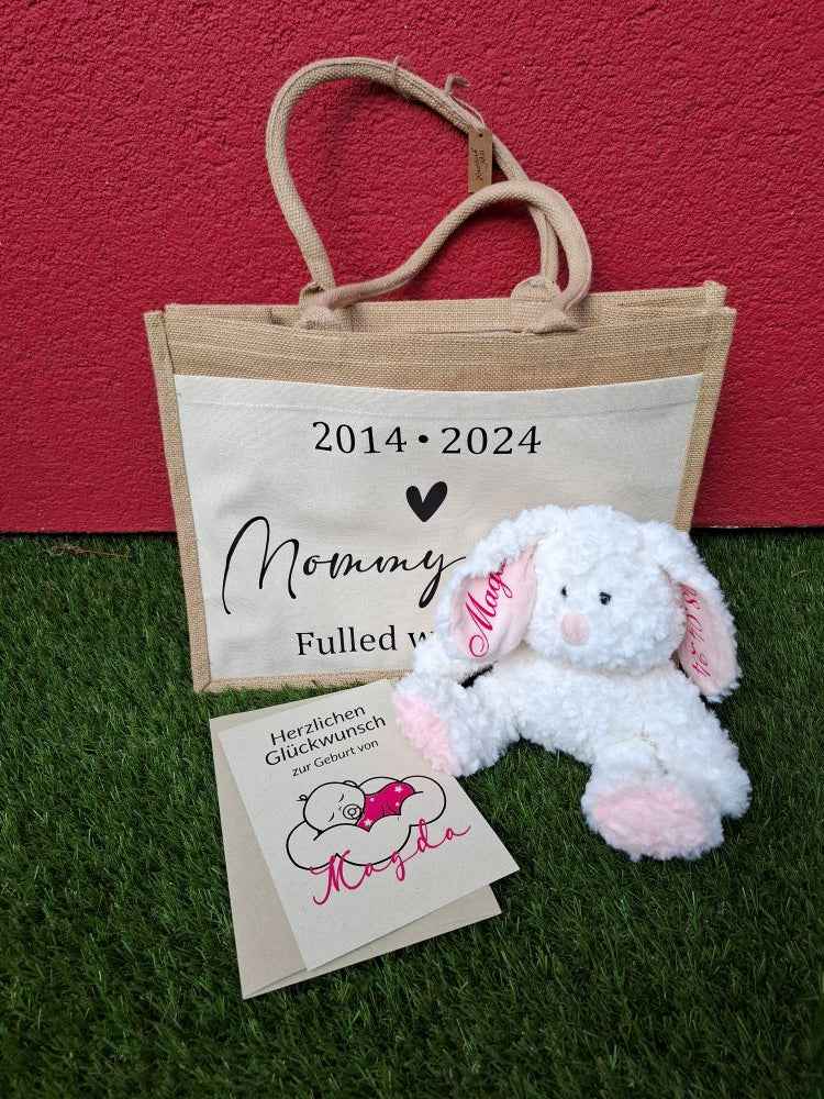 Personalisierbares Geschenkset zur Geburt mit Kuscheltier, Jutetasche und Karte – AC Designs