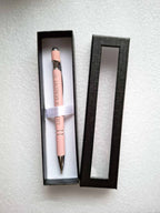 Eleganter Metall-Kugelschreiber mit Lasergravur „Herz in Zeilen“ + Name | Bordeauxrot | Touchscreen-Spitze | Persönliches Geschenk für Büro, Schule & Liebe