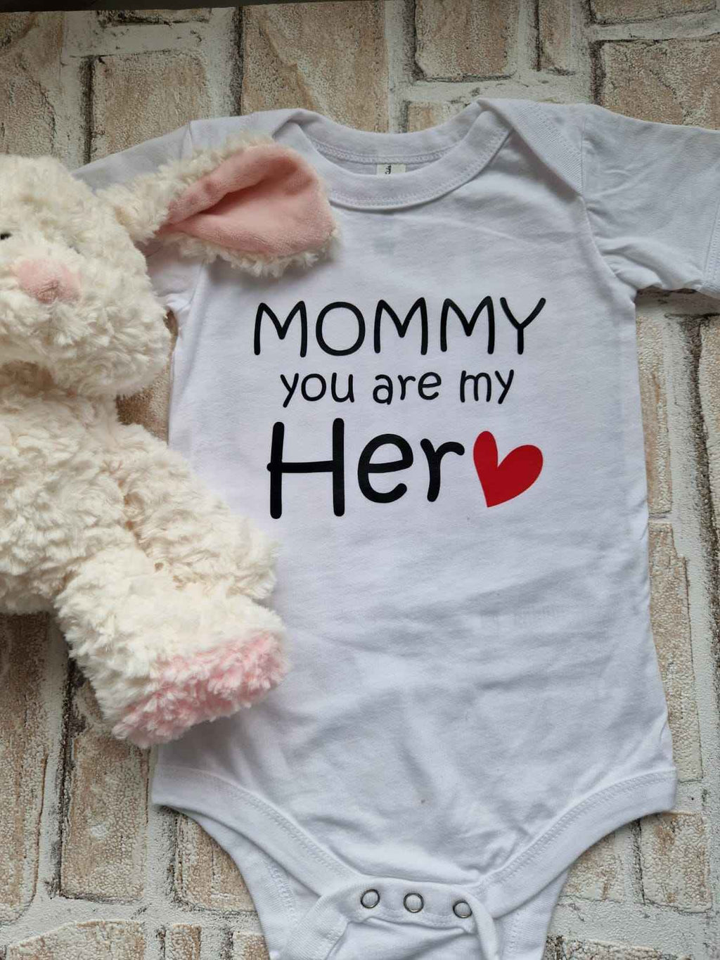 Bügelmotiv 'MOMMY YOU ARE MY HERO' – Personalisierbarer Bügeltransfer für Muttertag | 4 Größen | DIY-Geschenk für Mama