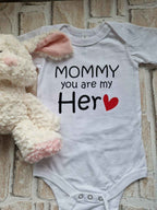 Bügelmotiv 'MOMMY YOU ARE MY HERO' – Personalisierbarer Bügeltransfer für Muttertag | 4 Größen | DIY-Geschenk für Mama