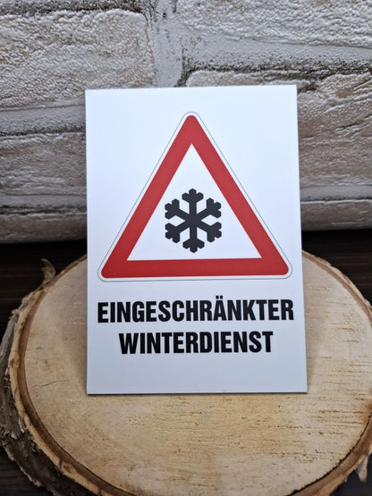  Schild mit der Aufschrift "Eingeschränkter Winterdienst" zeigt an, dass der Winterdienst nur begrenzt verfügbar ist.