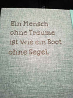 A5 Notizbuch „Ein Mensch ohne Träume…“ mit Gravur & Kugelschreiber - Boot Motiv in Flock, personalisierbar - AC Designs