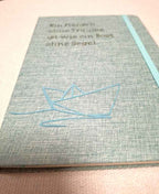 A5 Notizbuch „Ein Mensch ohne Träume…“ mit Gravur & Kugelschreiber - Boot Motiv in Flock, personalisierbar - AC Designs