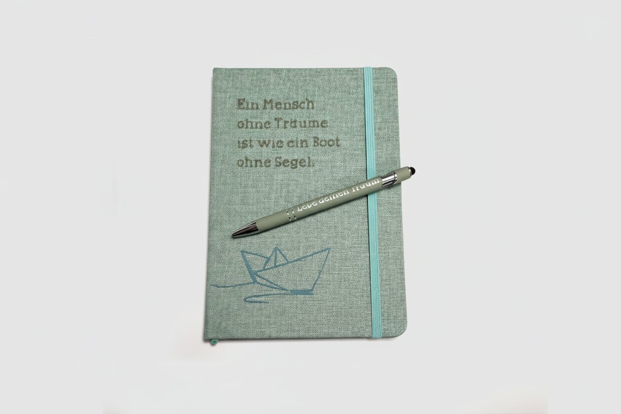 A5 Notizbuch „Ein Mensch ohne Träume…“ mit Gravur & Kugelschreiber - Boot Motiv in Flock, personalisierbar - AC Designs