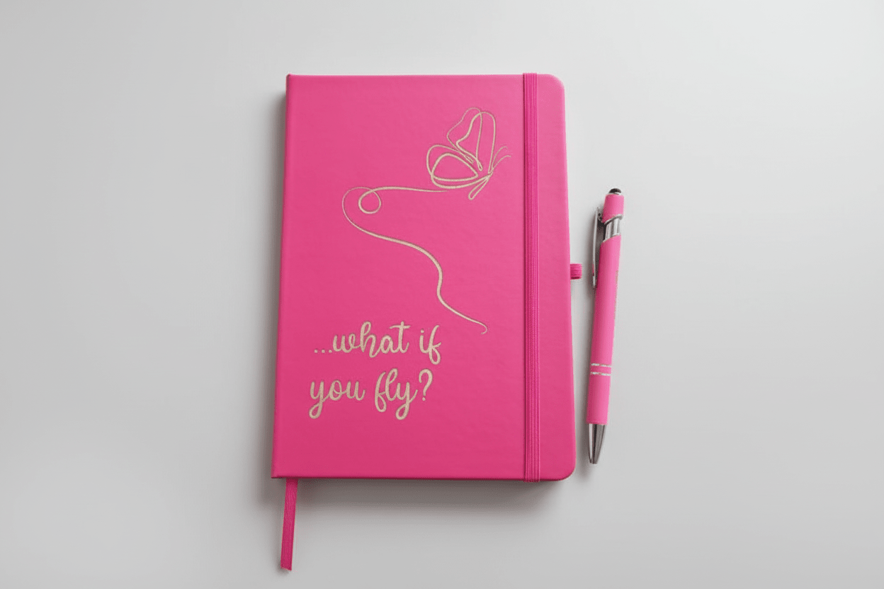 A5 Notizbuch mit Kugelschreiber - „…what if you fly?“ | Hardcover mit Lasergravur | 80 linierte Seiten | Geschenk & Business - Notizbuch - AC Designs