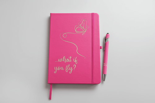 A5 Notizbuch mit Kugelschreiber - „…what if you fly?“ | Hardcover mit Lasergravur | 80 linierte Seiten | Geschenk & Business - Notizbuch - AC Designs