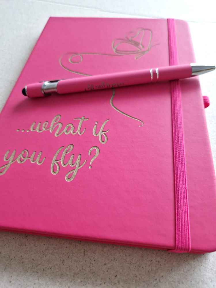 A5 Notizbuch mit Kugelschreiber - „…what if you fly?“ | Hardcover mit Lasergravur | 80 linierte Seiten | Geschenk & Business - Notizbuch - AC Designs