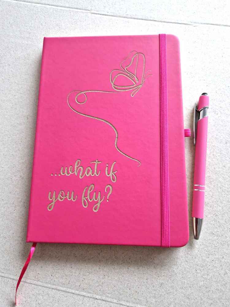 A5 Notizbuch mit Kugelschreiber - „…what if you fly?“ | Hardcover mit Lasergravur | 80 linierte Seiten | Geschenk & Business - Notizbuch - AC Designs