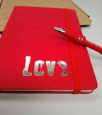 A5 Notizbuch mit silberner Prägung "LOVE" und graviertem Kugelschreiber - AC Designs