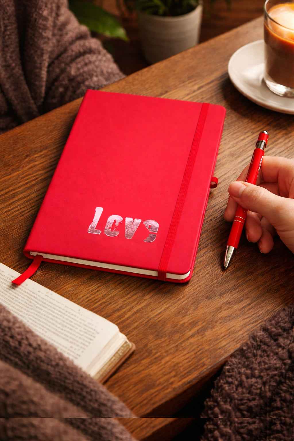 A5 Notizbuch mit silberner Prägung "LOVE" und graviertem Kugelschreiber - AC Designs