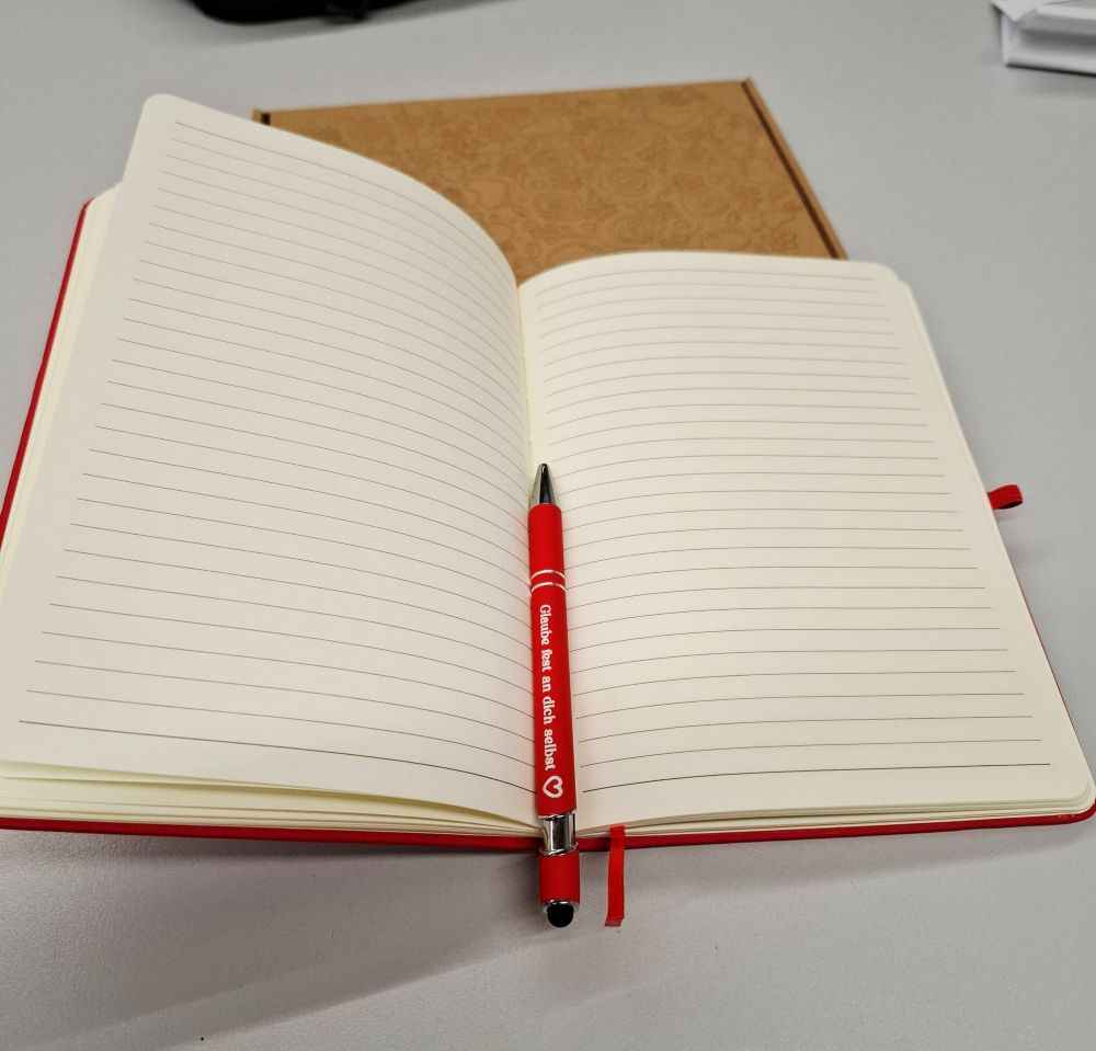 A5 Notizbuch mit silberner Prägung "LOVE" und graviertem Kugelschreiber - AC Designs