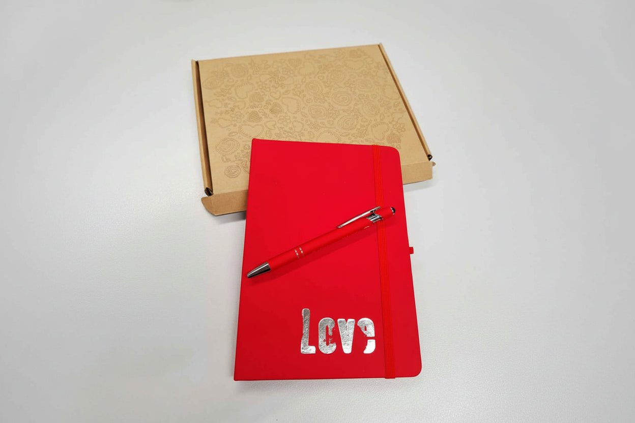A5 Notizbuch mit silberner Prägung "LOVE" und graviertem Kugelschreiber - AC Designs