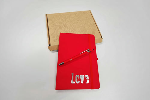 A5 Notizbuch mit silberner Prägung "LOVE" und graviertem Kugelschreiber - AC Designs
