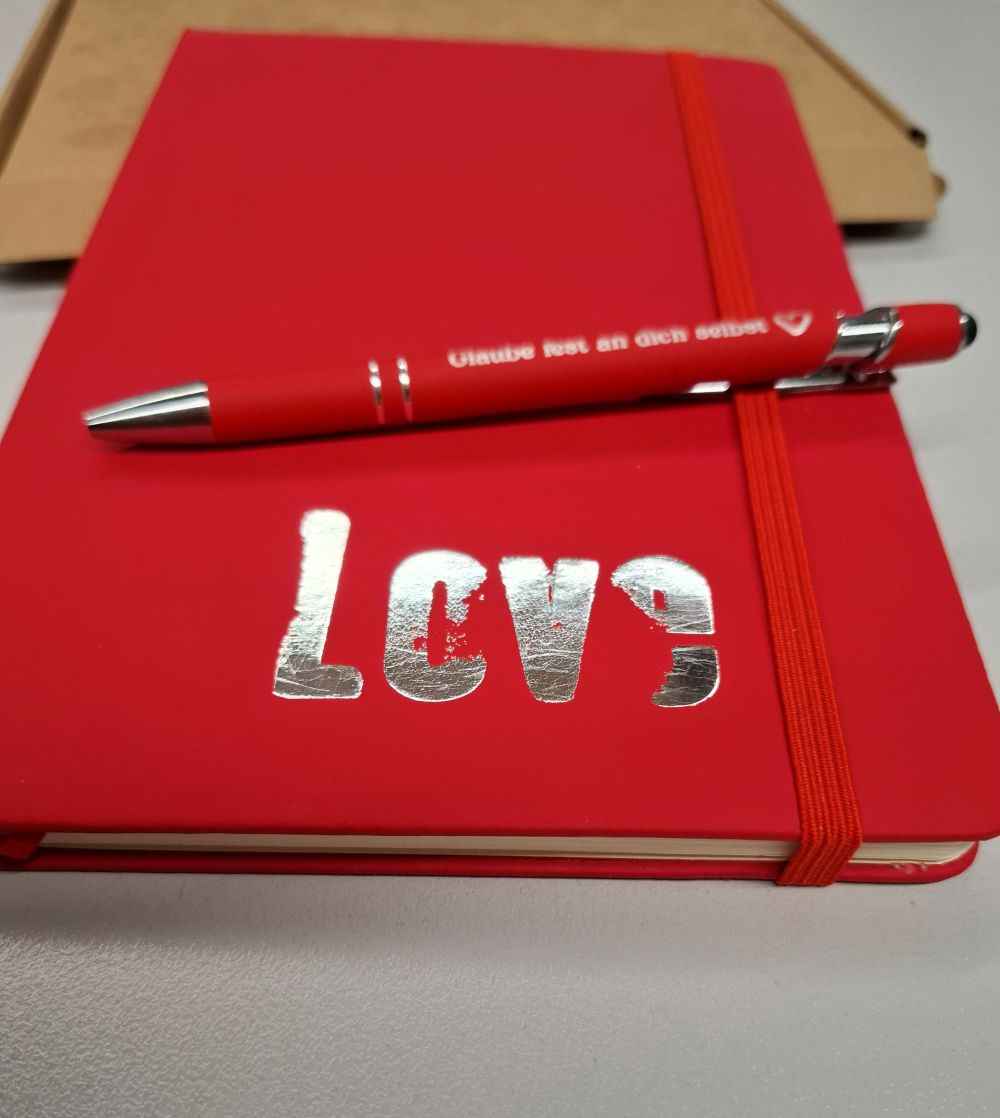 A5 Notizbuch mit silberner Prägung "LOVE" und graviertem Kugelschreiber - AC Designs