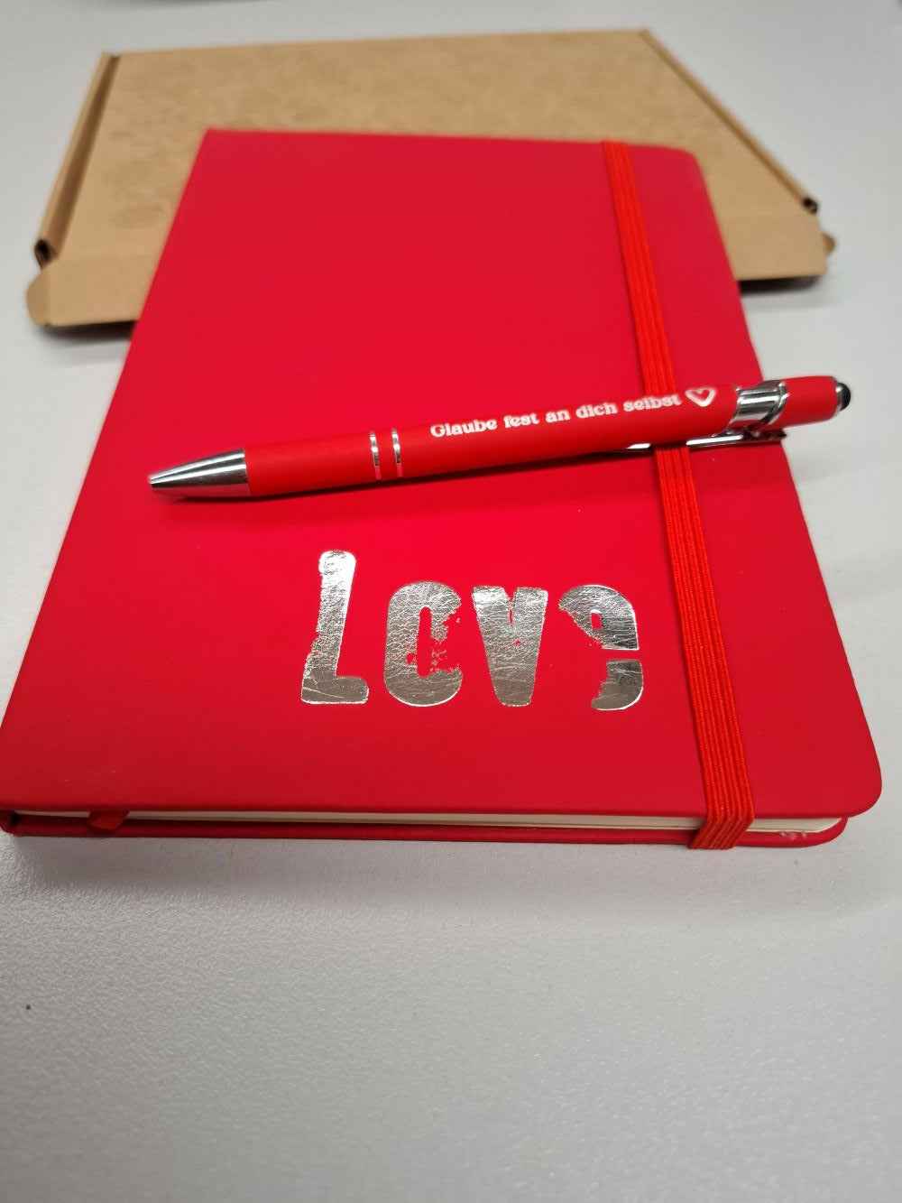 A5 Notizbuch mit silberner Prägung "LOVE" und graviertem Kugelschreiber - AC Designs