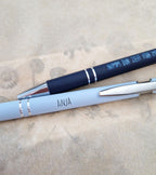 Eleganter Metall-Kugelschreiber mit Lasergravur in Morandi-Blau – Perfektes Geschenk für Büro, Schule & Feiertage