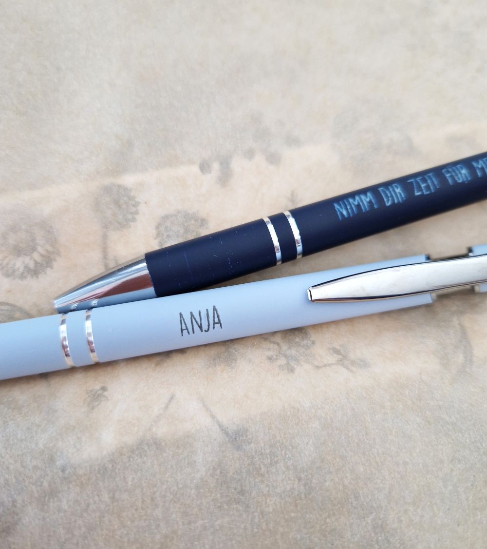 Eleganter Metall-Kugelschreiber mit Lasergravur in Morandi-Blau – Perfektes Geschenk für Büro, Schule & Feiertage