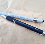 Eleganter Metall-Kugelschreiber mit Lasergravur in Morandi-Blau – Perfektes Geschenk für Büro, Schule & Feiertage