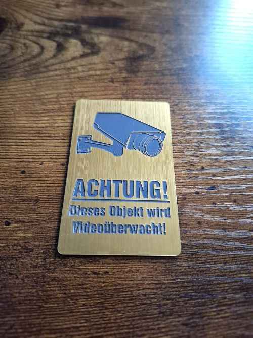 Achtung Kameraüberwachung Schild 8x5 cm | Warnschild Videoüberwachung | Gravur Schild | Silber, Gold, Roségold oder Weiß - AC Designs