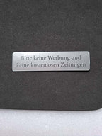 "Bitte keine Werbung und keine kostenlosen Zeitungen" Briefkastenschild | Graviertes Kunststoffschild (100x25 mm) - 4 Farbvarianten - AC Designs