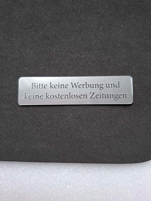 "Bitte keine Werbung und keine kostenlosen Zeitungen" Briefkastenschild | Graviertes Kunststoffschild (100x25 mm) - 4 Farbvarianten - AC Designs