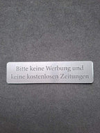 "Bitte keine Werbung und keine kostenlosen Zeitungen" Briefkastenschild | Graviertes Kunststoffschild (100x25 mm) - 4 Farbvarianten - AC Designs
