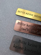 Briefkastenschild - „Keine Werbung – außer für Schuhe“ | Graviertes Kunststoffschild (80x24 mm) – Witzig & individuell - AC Designs