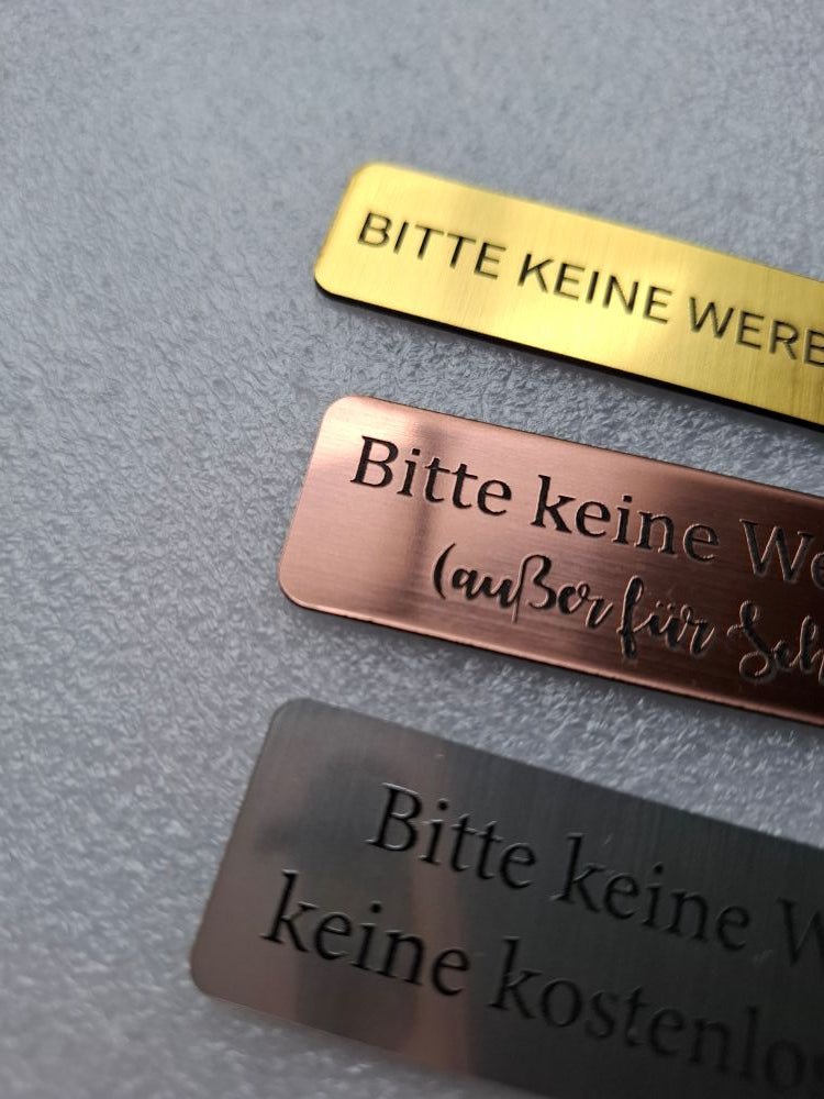 Briefkastenschild - „Keine Werbung – außer für Schuhe“ | Graviertes Kunststoffschild (80x24 mm) – Witzig & individuell - AC Designs