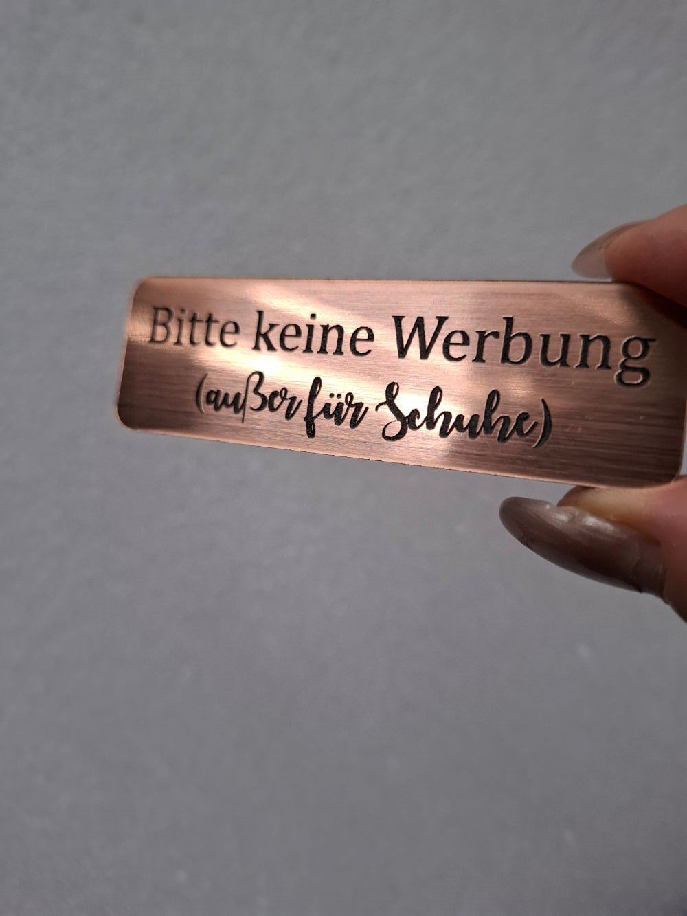 Briefkastenschild - „Keine Werbung – außer für Schuhe“ | Graviertes Kunststoffschild (80x24 mm) – Witzig & individuell - AC Designs