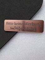 Briefkastenschild - „Keine Werbung – außer für Schuhe“ | Graviertes Kunststoffschild (80x24 mm) – Witzig & individuell - AC Designs