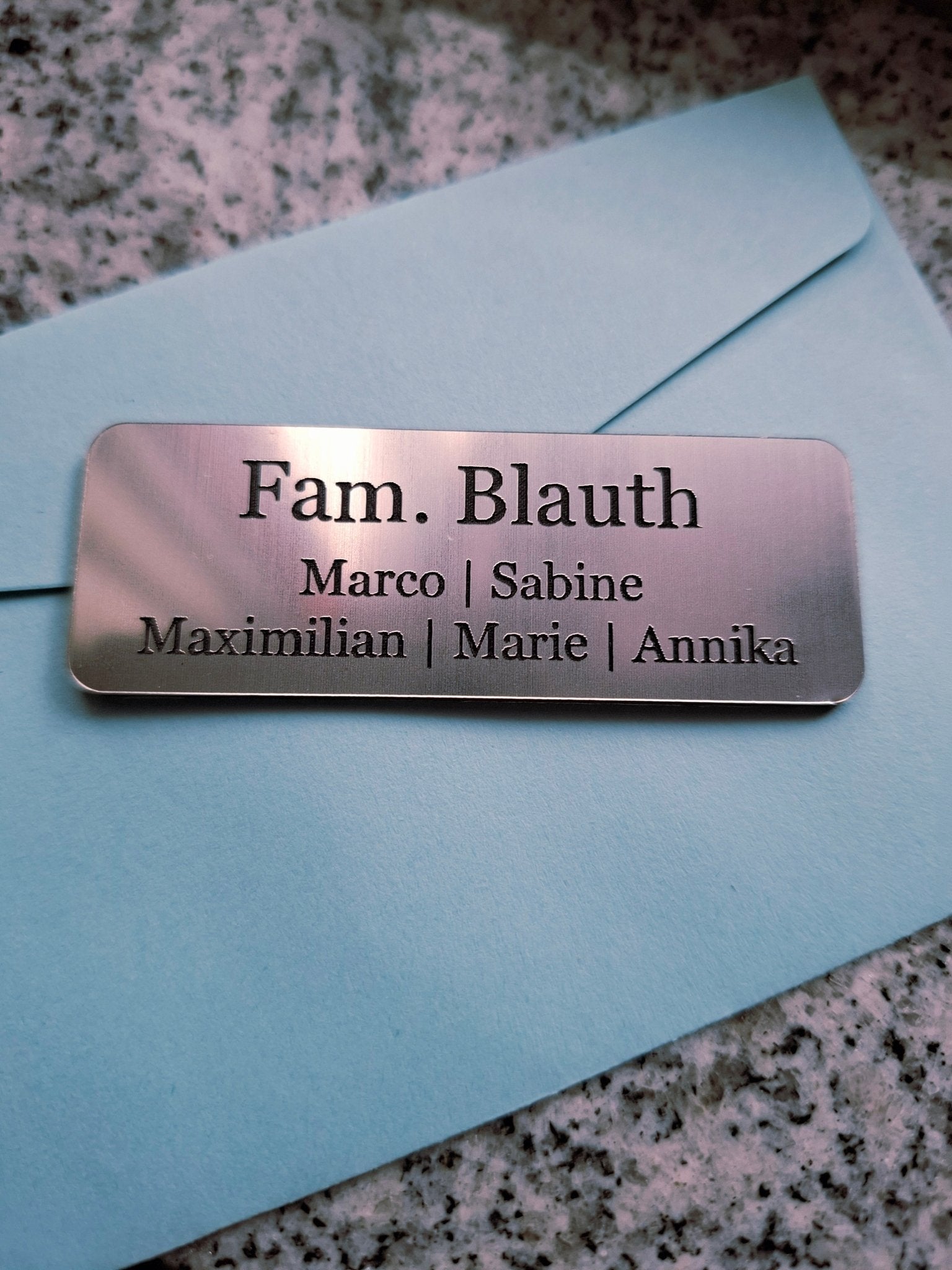 Briefkastenschild mit Gravur – Personalisiertes Namensschild für Familien | 70x25 mm - AC Designs