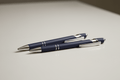 Eleganter Metall-Kugelschreiber in Navy mit personalisierter Lasergravur - AC Designs