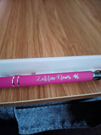 Eleganter Metall-Kugelschreiber in Pink mit personalisierter Lasergravur - AC Designs