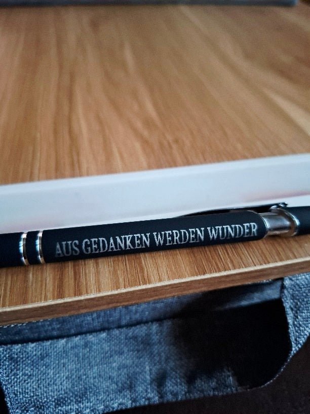 Eleganter Metall-Kugelschreiber in Schwarz mit personalisierter Lasergravur - AC Designs