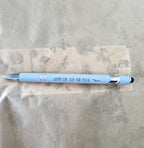 Eleganter Metall-Kugelschreiber mit Lasergravur in Morandi-Blau – Perfektes Geschenk für Büro, Schule & Feiertage - AC Designs