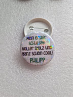 Personalisiertes Einschulungs-Button mit Namen – Lustiger Spruch & Glitzer-Effekt