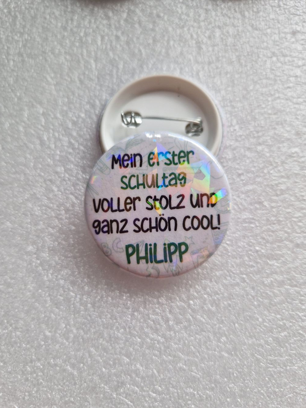 Personalisiertes Einschulungs-Button mit Namen – Lustiger Spruch & Glitzer-Effekt