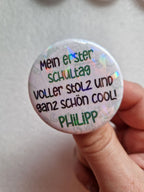Personalisiertes Einschulungs-Button mit Namen – Lustiger Spruch & Glitzer-Effekt