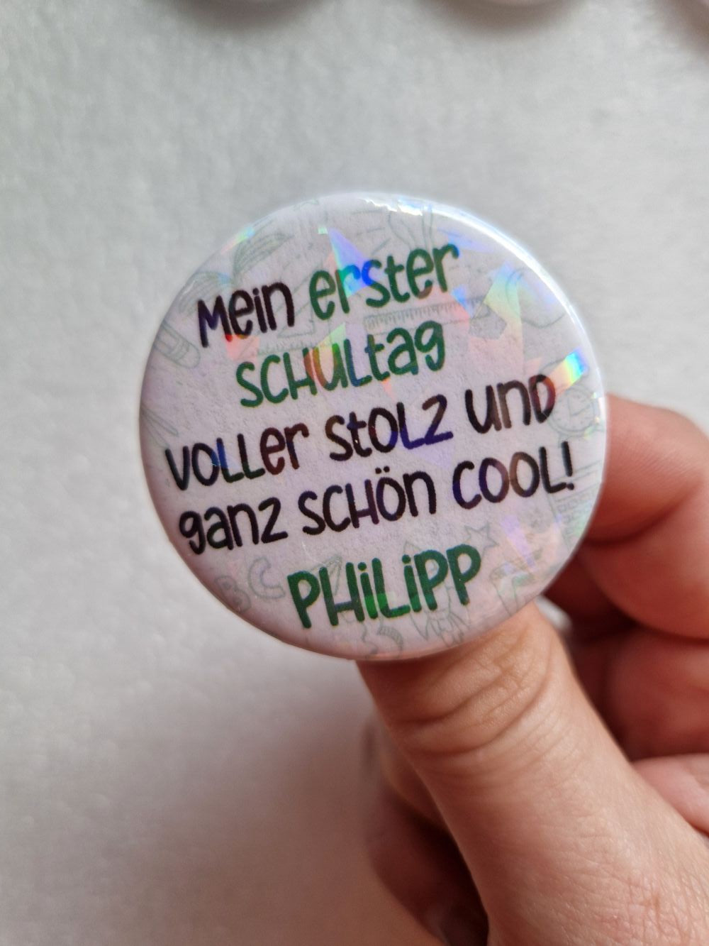 Personalisiertes Einschulungs-Button mit Namen – Lustiger Spruch & Glitzer-Effekt