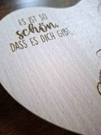 Frühstücksbrettchen Herzform personalisiert – „Es ist so schön, dass es dich gibt“ - AC Designs
