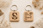 Gravierter Holz Schlüsselanhänger personalisiert | Initiale mit Name | Geschenk für Herzensmenschen - AC Designs