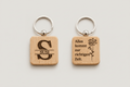 Gravierter Holz Schlüsselanhänger personalisiert | Initiale mit Name | Geschenk für Herzensmenschen - AC Designs