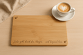 Graviertes Bambus Schneidebrett „Liebe geht durch den Magen“ – Frühstücksbrett 23 x 15 cm - AC Designs