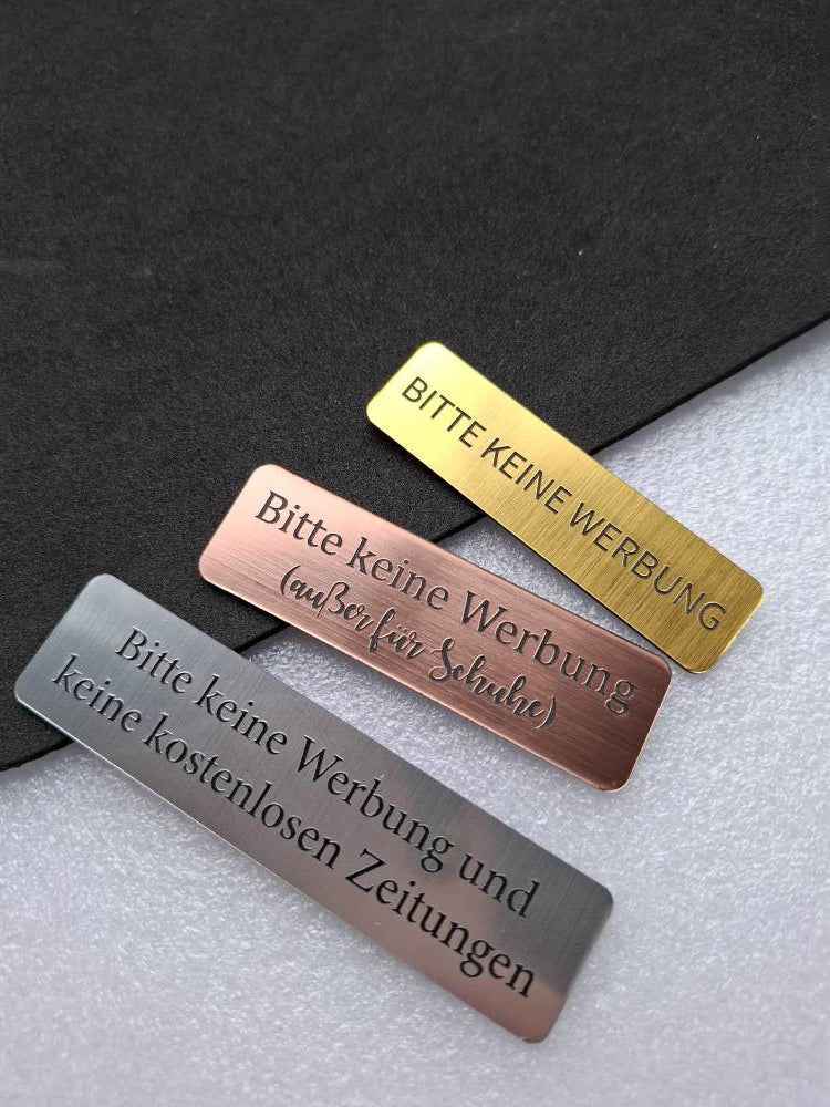 Graviertes Briefkastenschild aus Laserkunststoff mit Metallic-Effekt - personalisiert mit Name & Motiv | 8 x 2,5 cm - AC Designs