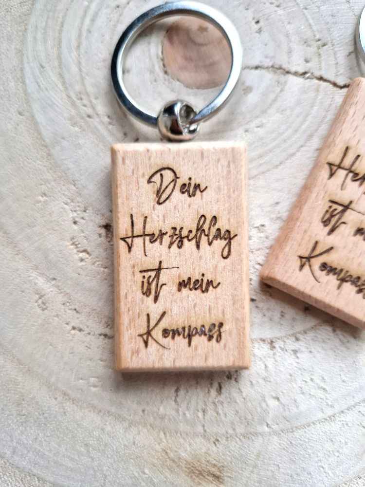 Holz Schlüsselanhänger mit Gravur – „Dein Herzschlag ist mein Kompass“ | Geschenkidee für Partner, Freunde & Familie - AC Designs