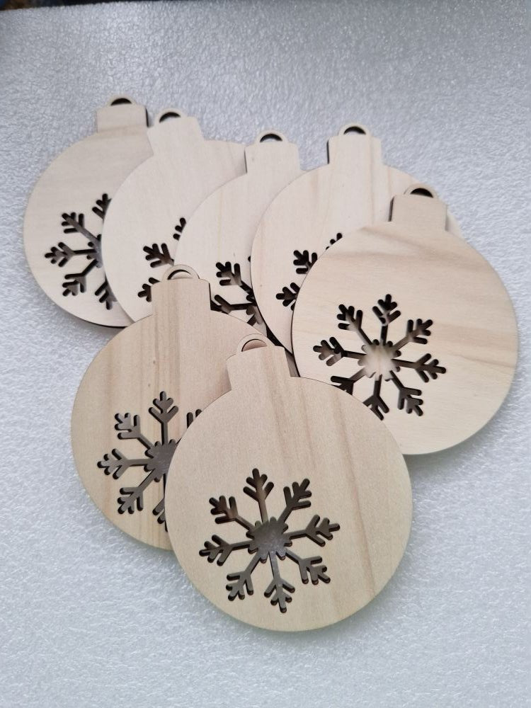 Holzanhänger „Kugel mit Schneeflocke“ – 6x9 cm, lasergeschnitten, Sperrholz - AC Designs